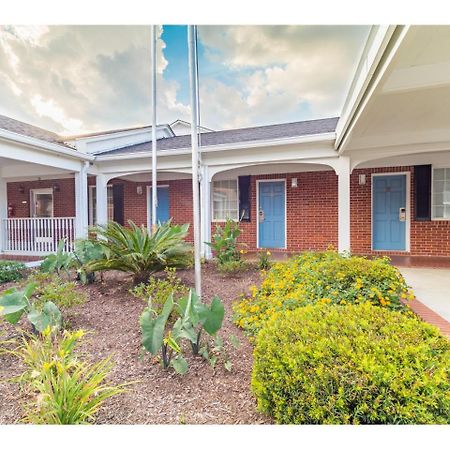 Barnwell Winton Inn & Suites מראה חיצוני תמונה