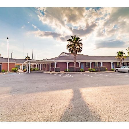 Barnwell Winton Inn & Suites מראה חיצוני תמונה