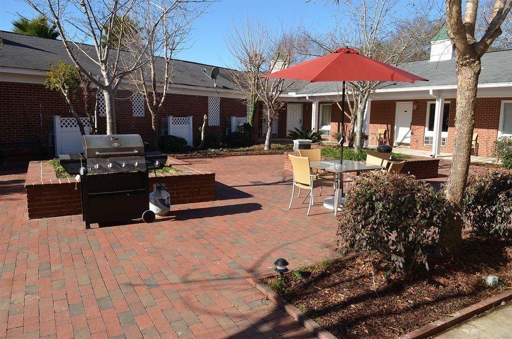 Barnwell Winton Inn & Suites מראה חיצוני תמונה