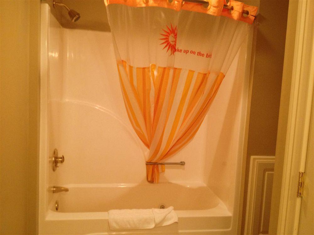 Barnwell Winton Inn & Suites מראה חיצוני תמונה