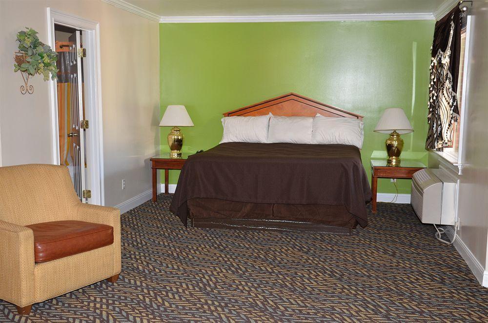 Barnwell Winton Inn & Suites מראה חיצוני תמונה