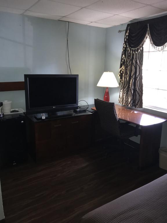 Barnwell Winton Inn & Suites מראה חיצוני תמונה