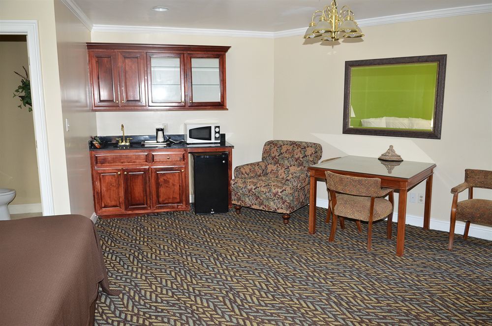 Barnwell Winton Inn & Suites מראה חיצוני תמונה