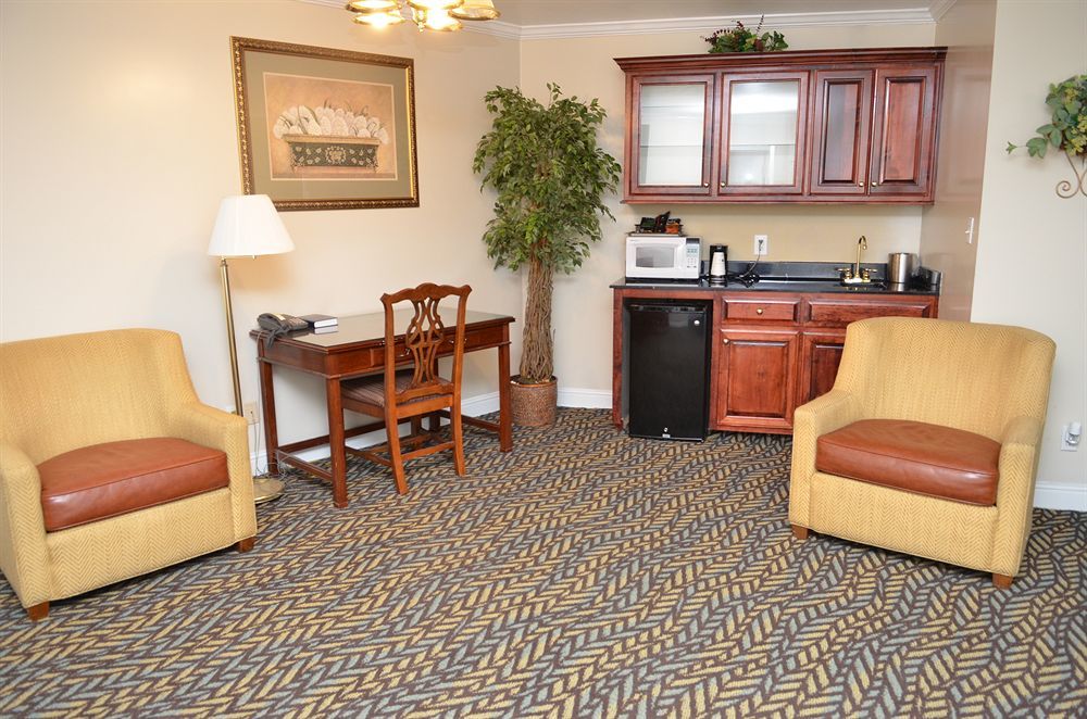Barnwell Winton Inn & Suites מראה חיצוני תמונה