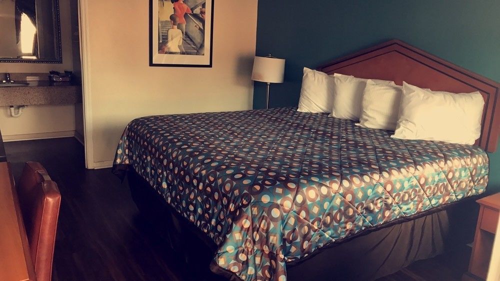 Barnwell Winton Inn & Suites מראה חיצוני תמונה