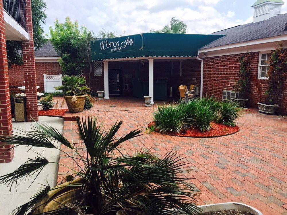 Barnwell Winton Inn & Suites מראה חיצוני תמונה