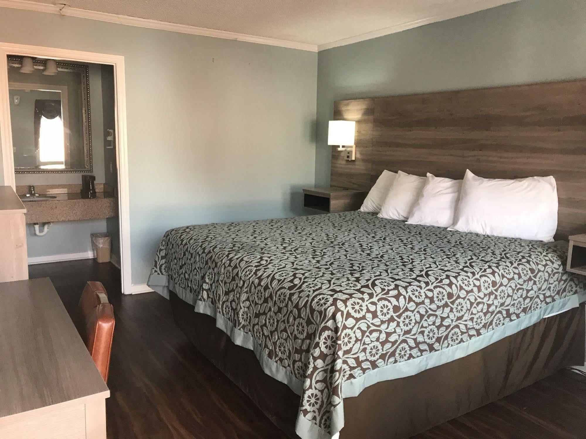 Barnwell Winton Inn & Suites מראה חיצוני תמונה
