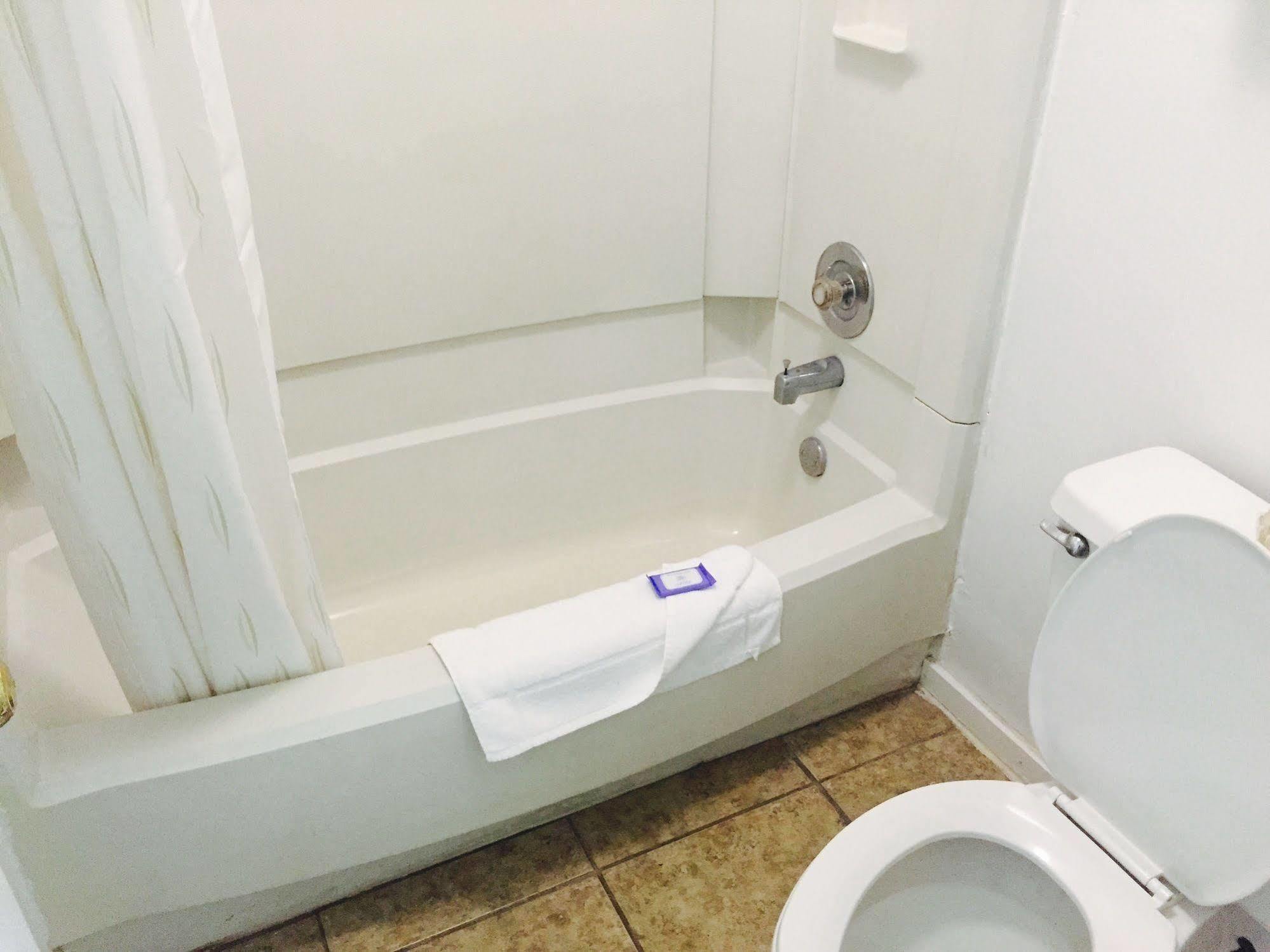 Barnwell Winton Inn & Suites מראה חיצוני תמונה
