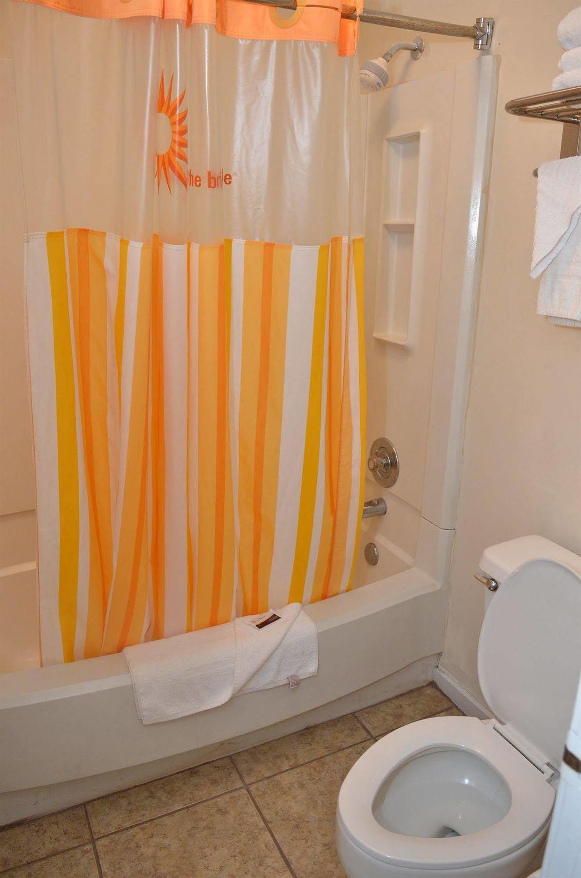 Barnwell Winton Inn & Suites מראה חיצוני תמונה