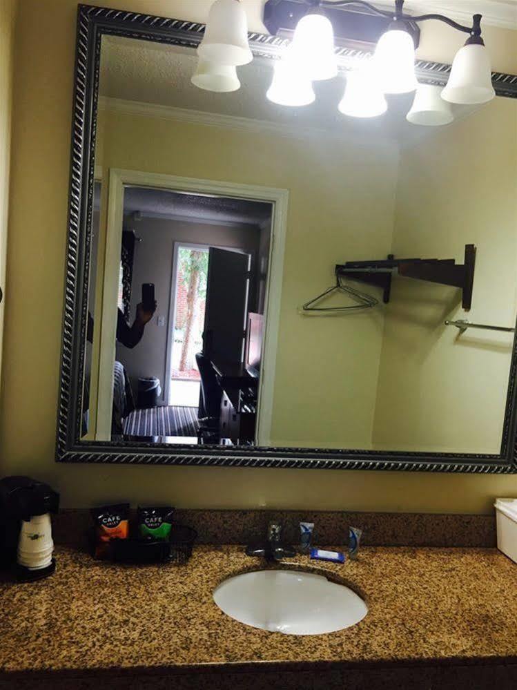 Barnwell Winton Inn & Suites מראה חיצוני תמונה