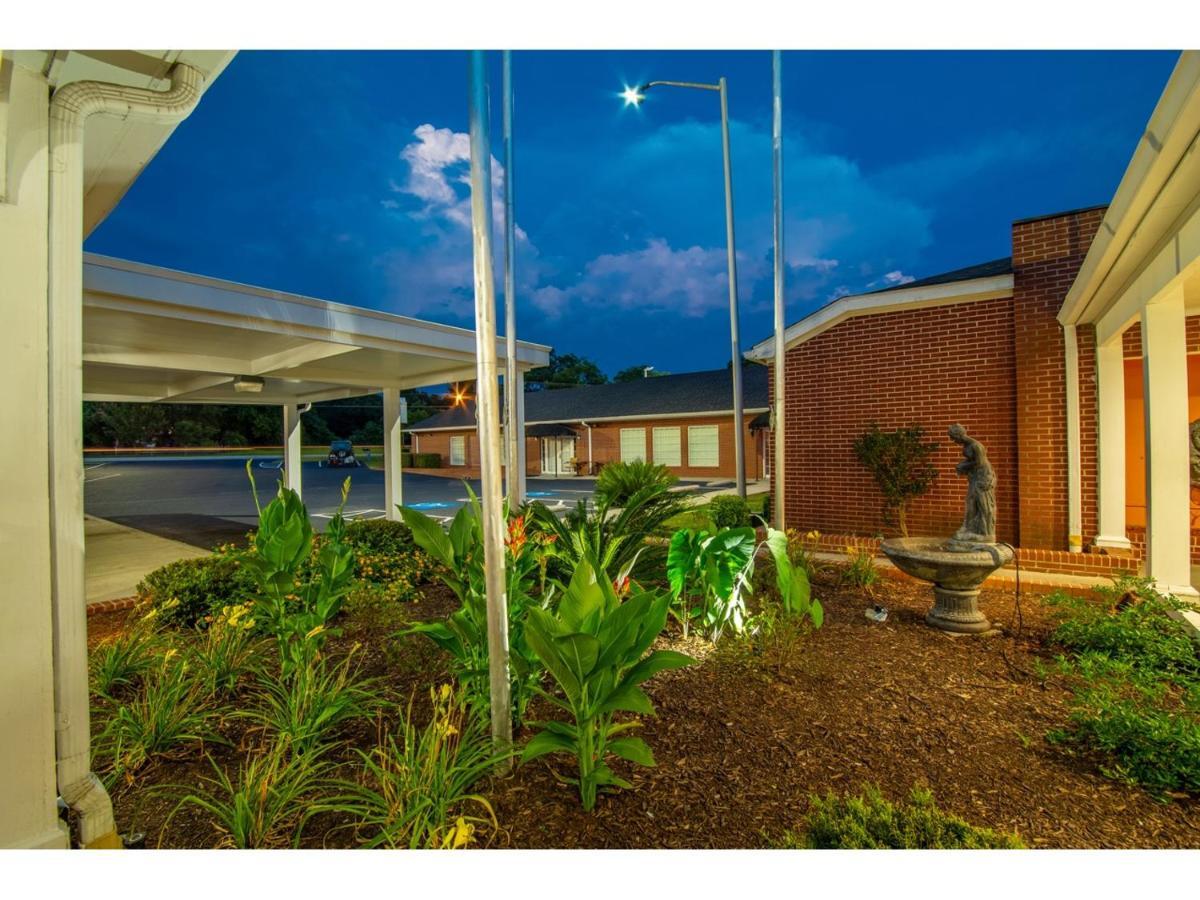 Barnwell Winton Inn & Suites מראה חיצוני תמונה