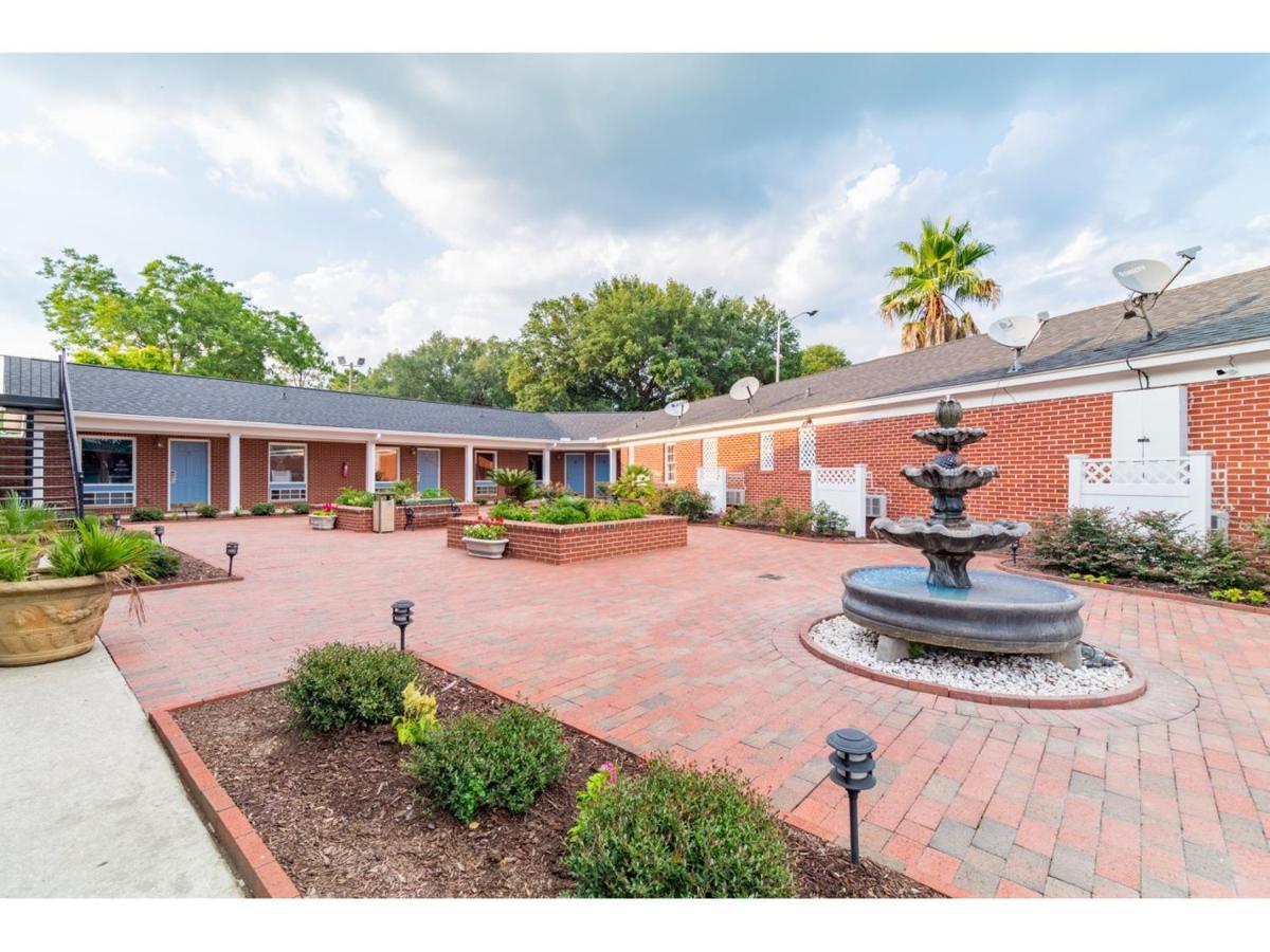 Barnwell Winton Inn & Suites מראה חיצוני תמונה
