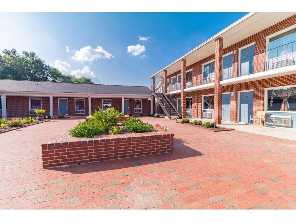 Barnwell Winton Inn & Suites מראה חיצוני תמונה