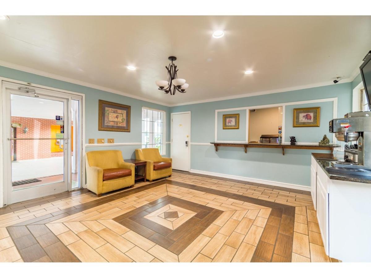 Barnwell Winton Inn & Suites מראה חיצוני תמונה