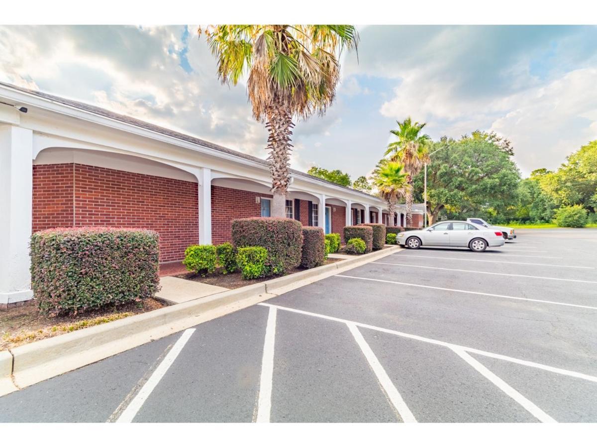 Barnwell Winton Inn & Suites מראה חיצוני תמונה