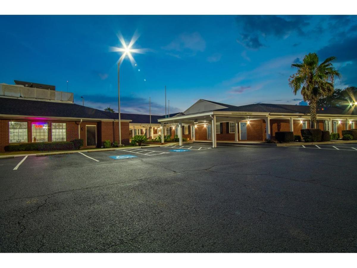 Barnwell Winton Inn & Suites מראה חיצוני תמונה