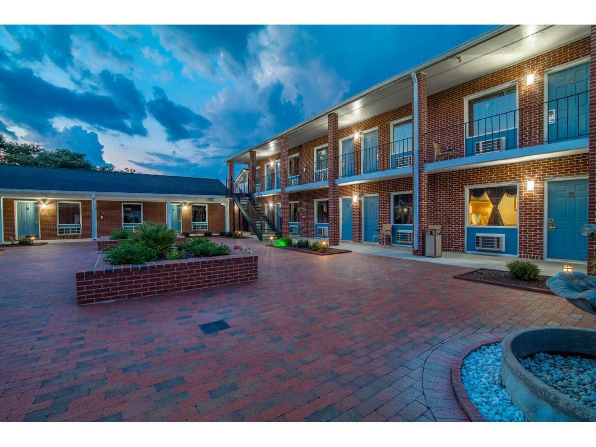 Barnwell Winton Inn & Suites מראה חיצוני תמונה
