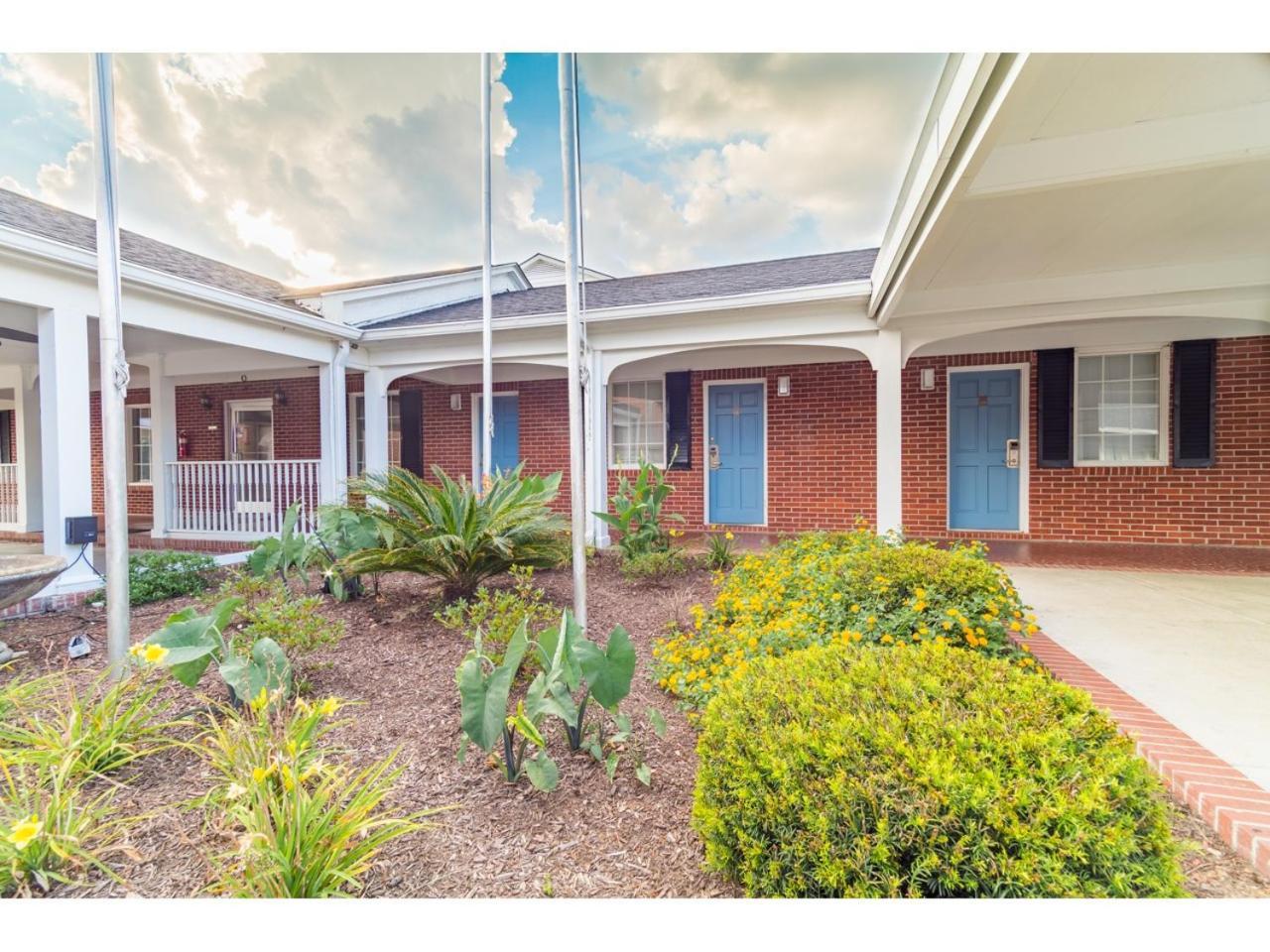 Barnwell Winton Inn & Suites מראה חיצוני תמונה