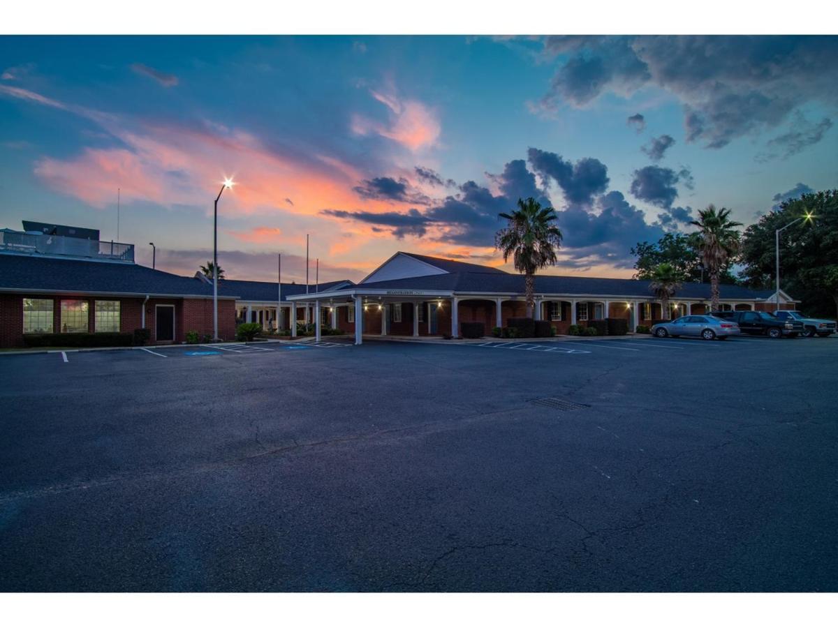 Barnwell Winton Inn & Suites מראה חיצוני תמונה