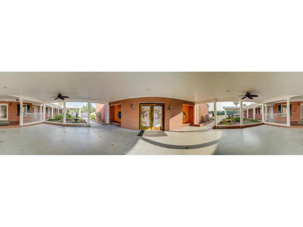 Barnwell Winton Inn & Suites מראה חיצוני תמונה
