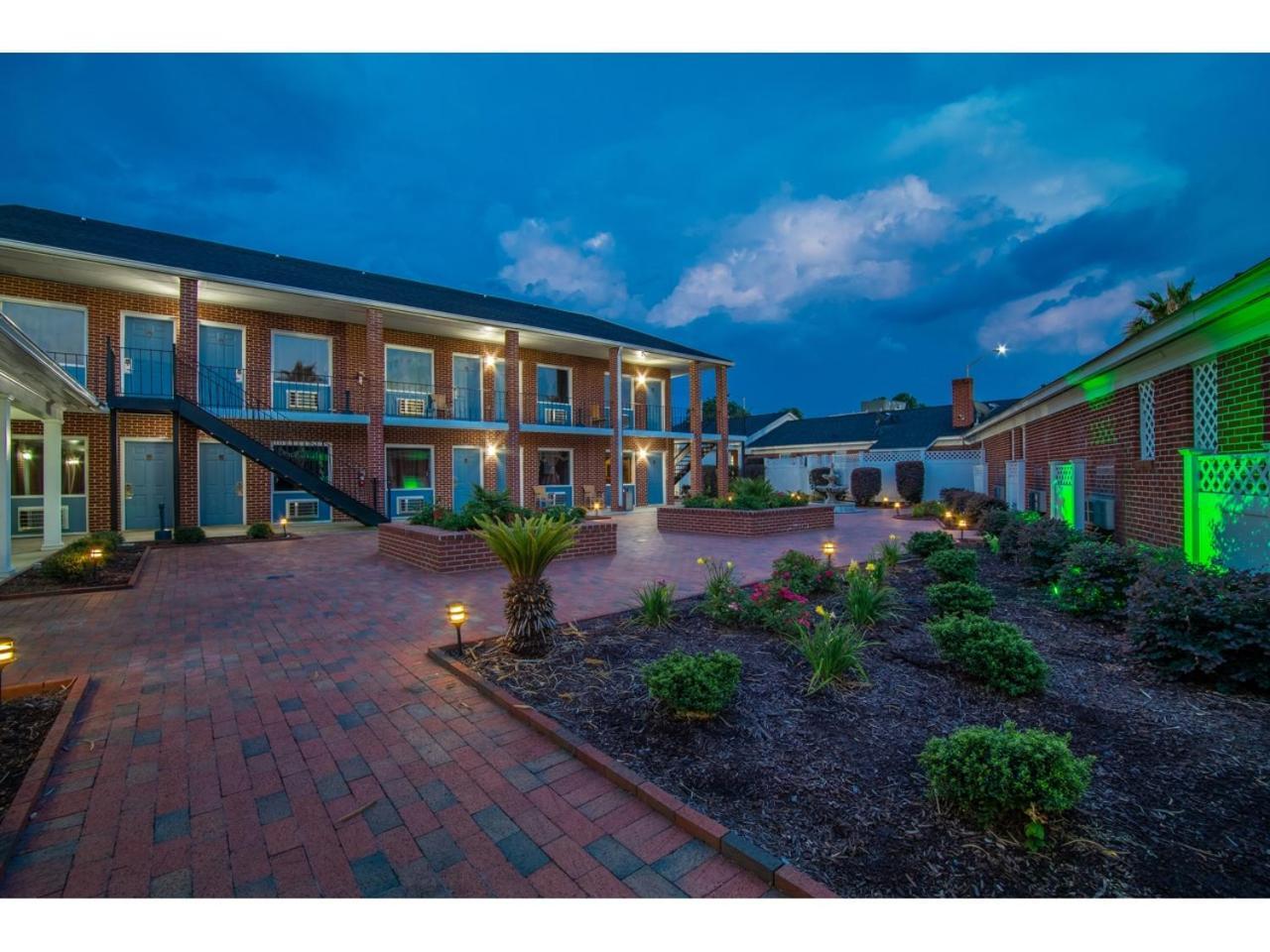 Barnwell Winton Inn & Suites מראה חיצוני תמונה