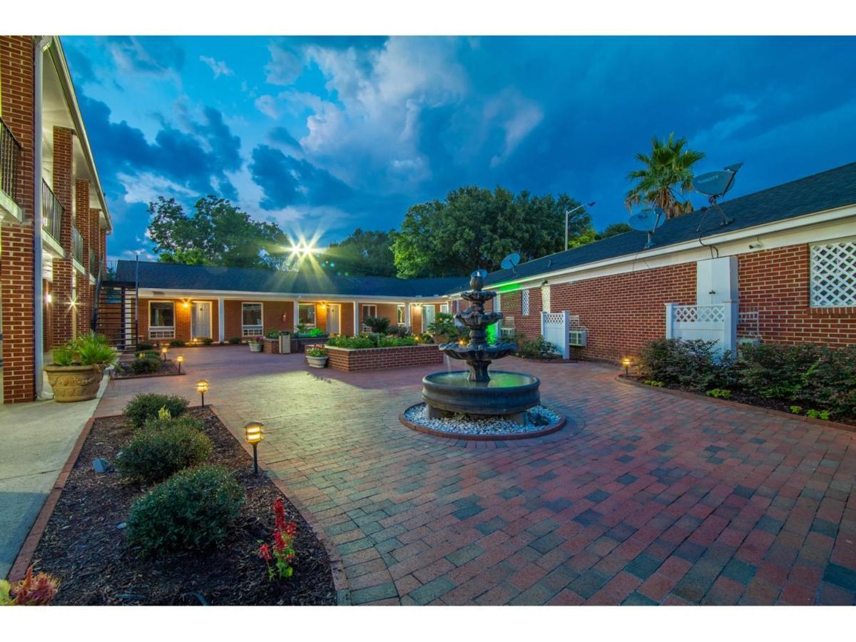 Barnwell Winton Inn & Suites מראה חיצוני תמונה