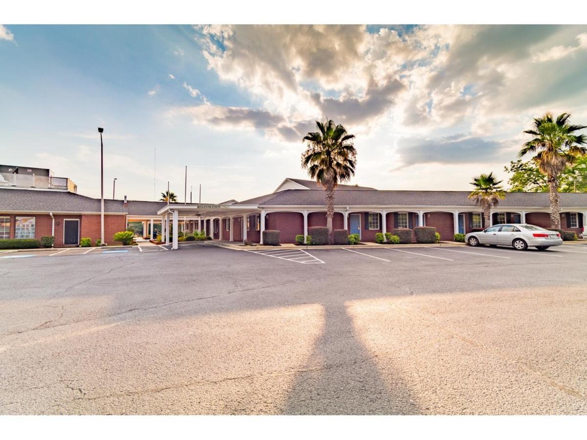 Barnwell Winton Inn & Suites מראה חיצוני תמונה